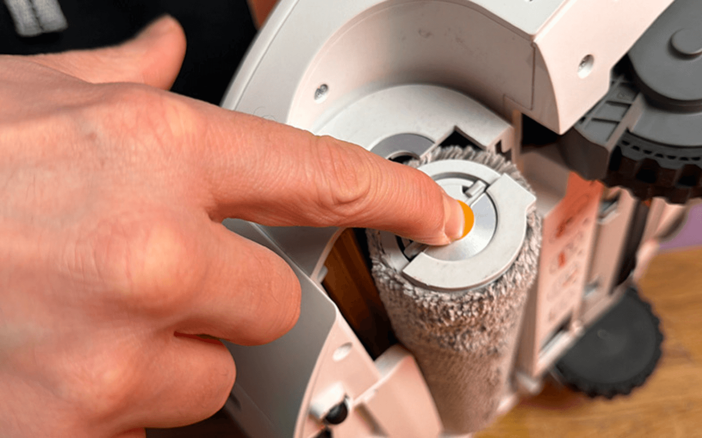 Nahaufnahme der selbstreinigenden SpiraFlow-Wischwalze des Roborock Qrevo Curv 2 Flow. Die 270 mm breite motorisierte Walze mit 8 Wasserdüsen und Abstreifer ist von der Seite zu sehen.